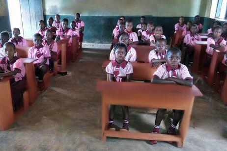 Neue Bänke für eine Schule in Ugwaka-Ola 